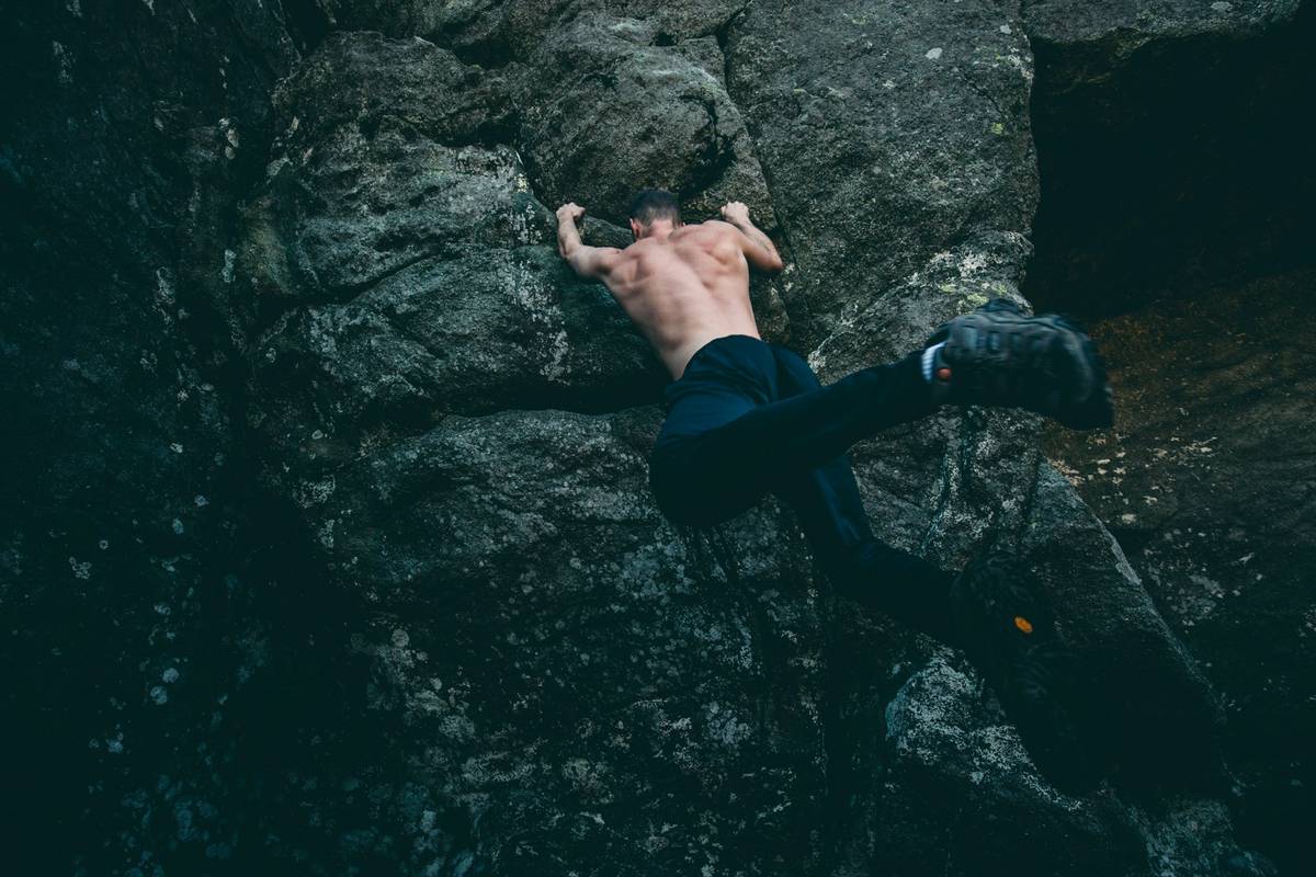 Comparison chart: bare hands vs. cotton gloves vs. climbing-style grip gloves showing blister risk, sweat absorption, and performance impact